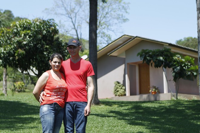 Cada casal tem sua casa e horta, mas no condomínio Pizzolatto tudo é dividido, inclusive o trabalho. “Cada um é responsável por alguma coisa e, se precisa de ajuda, as tarefas são distribuídas. Fazemos o que o responsável precisa”, conta Roberto, na foto ao lado da esposa Rosane. | Jonathan Campos/Gazeta do Povo