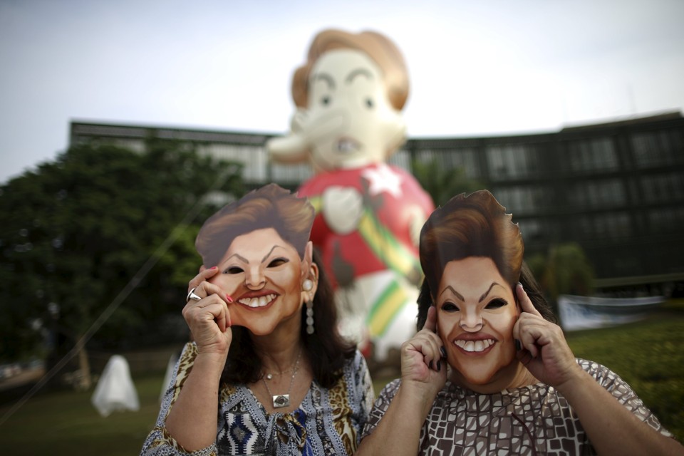 Manifestantes contrários a Dilma comemoram a reprovação das contas da presidente em Brasília. | Adriano Machado/Reuters