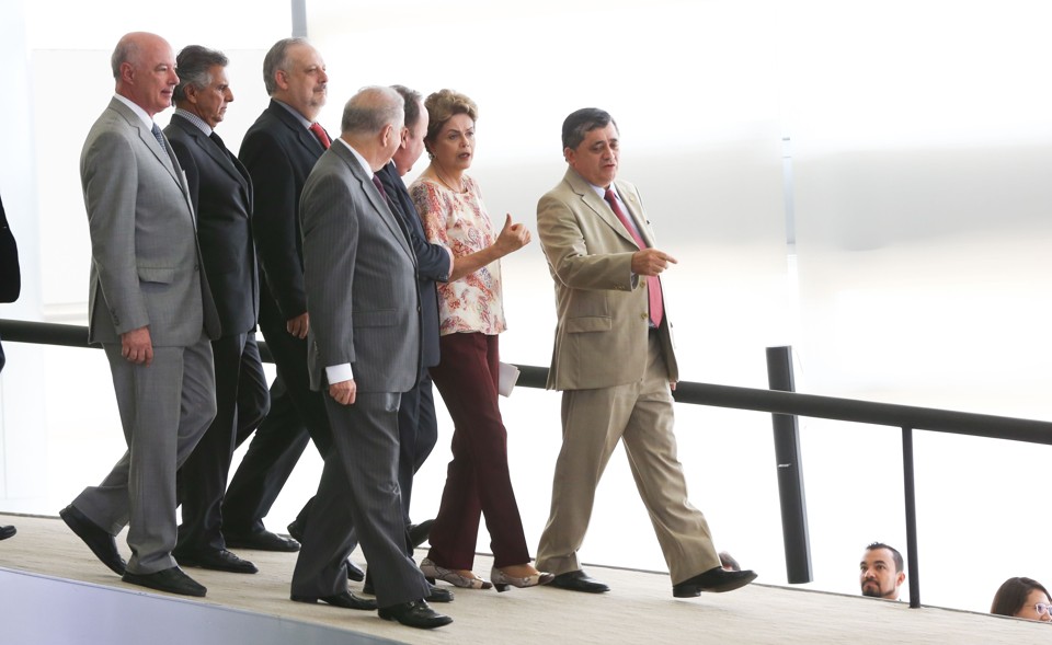 Dilma com ministros e deputados ligados ao governo: veto a aposentadoria de servidores. | Lula Marques/Agência PT