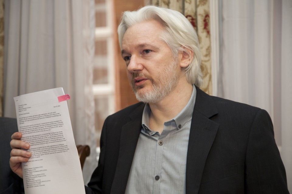 Julian Assange inspira personagem no livro “Asterix e o Manuscrito Desaparecido”. | Consulado do Equador/Wikimedia Commons