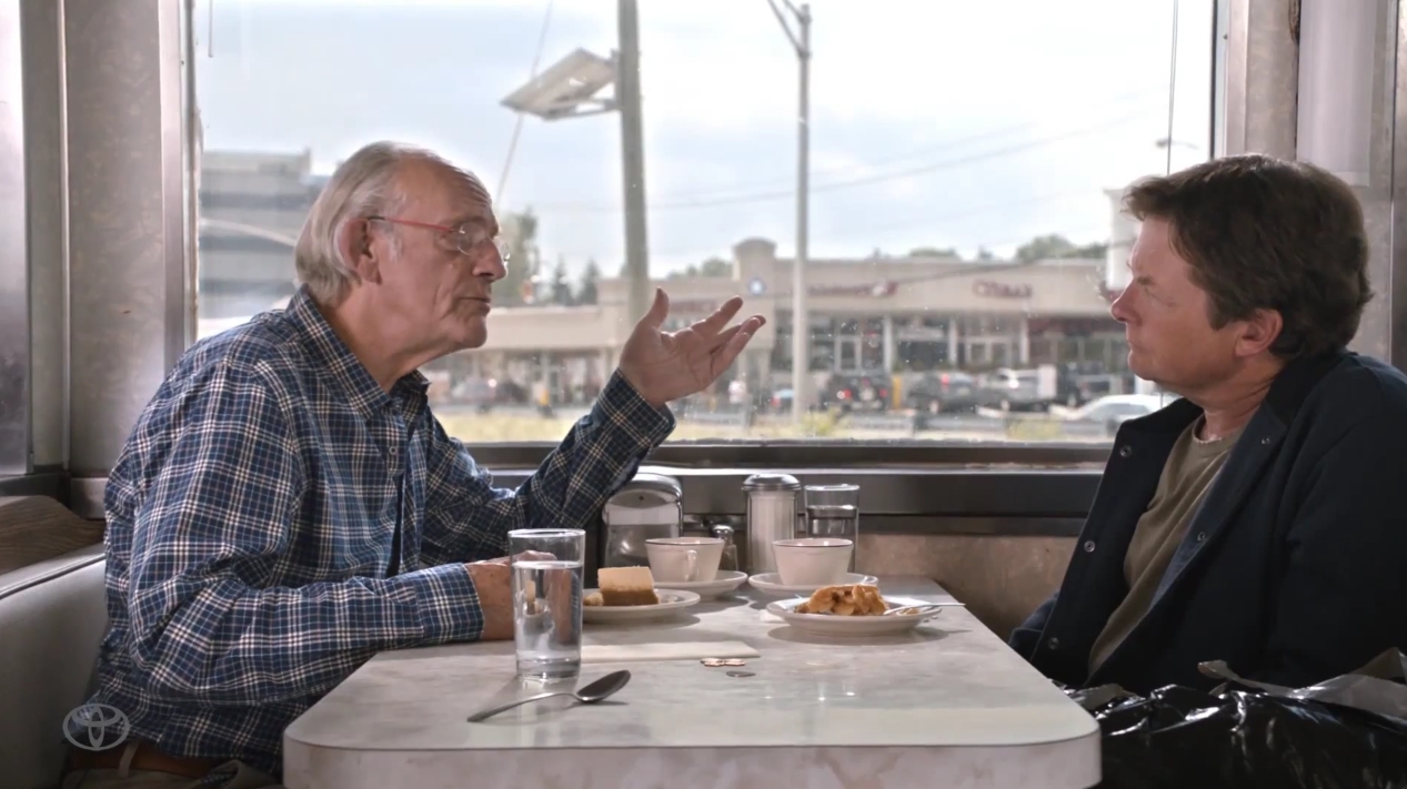 Os atores Christopher Lloyd e Michael J. Fox, que interpretaram o cientista Emmett Brown e Marty McFly no filme, são as estrelas do curta da Toyota sobre o Mirai. | /