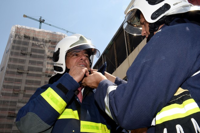 Bombeiro ajuda o governador a colocar o capacete... | Ricardo Almeida/ANPr/Fotos Públicas