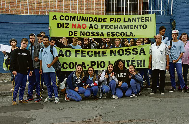Estudantes protestaram nesta quinta contra decisão da secretaria. | Oswaldo Eustáquio/Gazeta do Povo