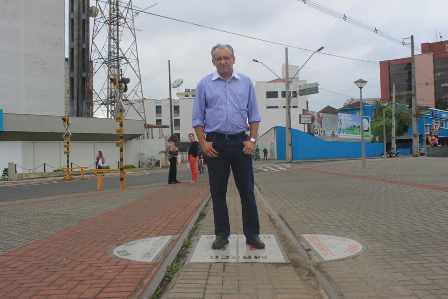 Valderlei Sanches, na linha férrea que divide União da Vitória (PR) com Porto União (SC): ele é um dos apoiadores da unificação das cidades. | Bruna Kobus /Gazeta do Povo