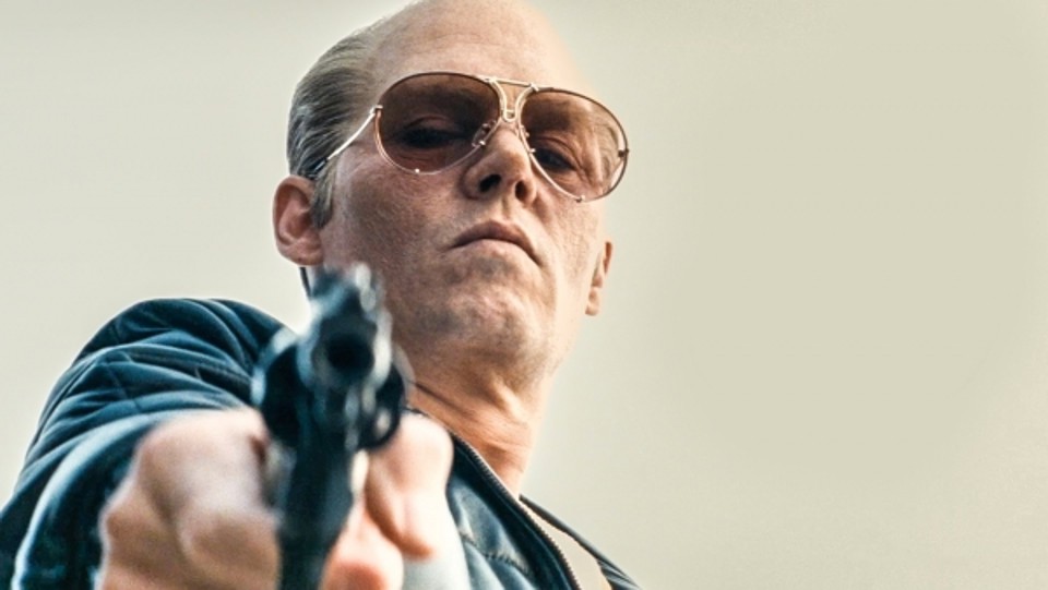 Johnny Depp em cena de “Aliança do Crime”, que estreia no Brasil dia 12 de novembro. | Divulgação