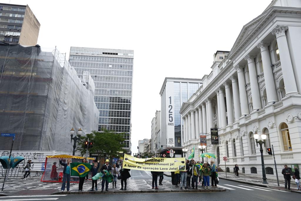 Manifestantes também pediam a cassação do registro partidário do PT. | Hugo Harada/Gazeta do Povo