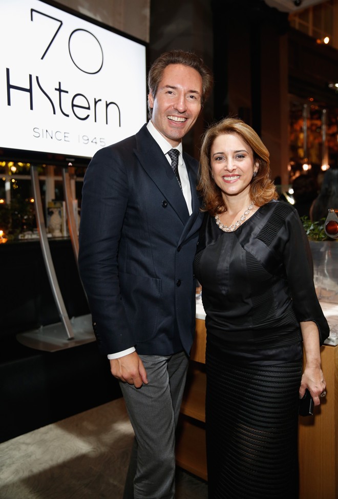O relações- públicas curitibano Rogerio Ghesti e a diretora da HStern no Reino Unido, Ana Vitiello, na elegante comemoração dos 70 anos da grife de joias realizada no hotel Rosewood London, na capital inglesa. Ele foi o responsável pela promoção do badalado evento | Tristan Fewings/Getty Images for H.Stern Jewellery