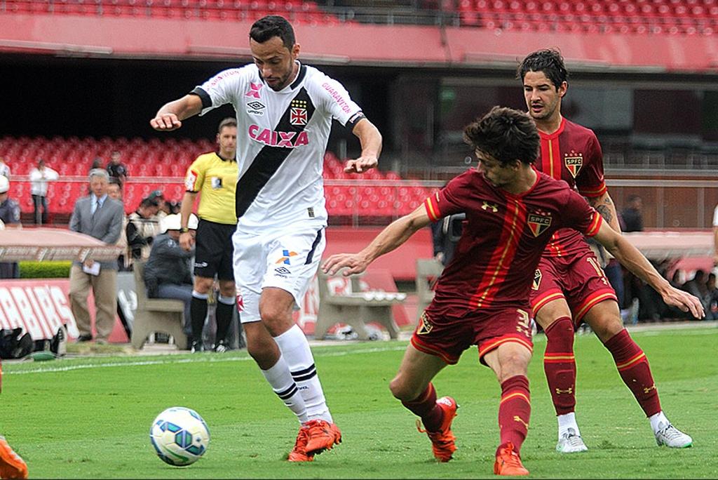 Nenê tenta o drible em Rodrigo Caio: Vasco e São Paulo empataram no Morumbi | Divulgação/Vasco
