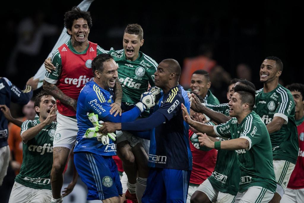 Jogadores do Palmeiras celebram com Fernando Prass, herói da classificação. | Eduardo Anizelli/Folhapress