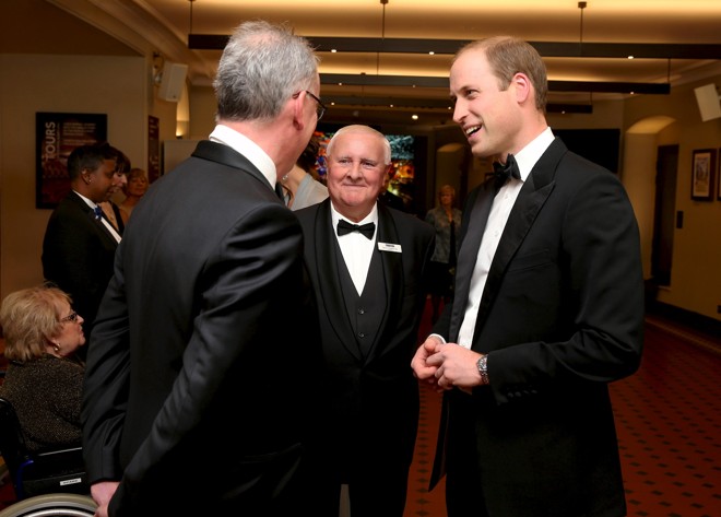 Prínicpe William confraternizando. |