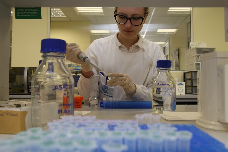 Instalações do ICC em Curitiba ganharam centro de microscopia que permite estudar a estrutura molecular dos vírus. | Aniele Nascimento/Gazeta do Povo