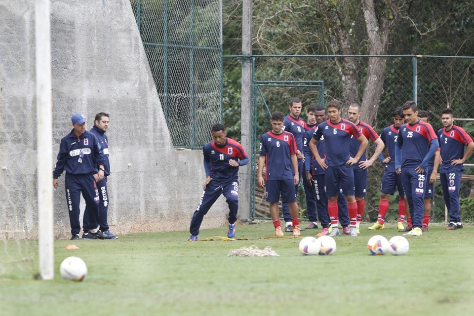 Jogadores do Paraná treinam antes do duelo com o Vitória, na Bahia: Tricolor promete atacar os baianos na Fonte Nova. | Aniele Nascimento/Gazeta do Povo