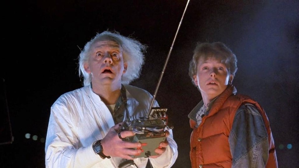 Christopher Lloyd e Michael J. Fox em cena de “De Volta para o Futuro 2”. | Fotos: Divulgação