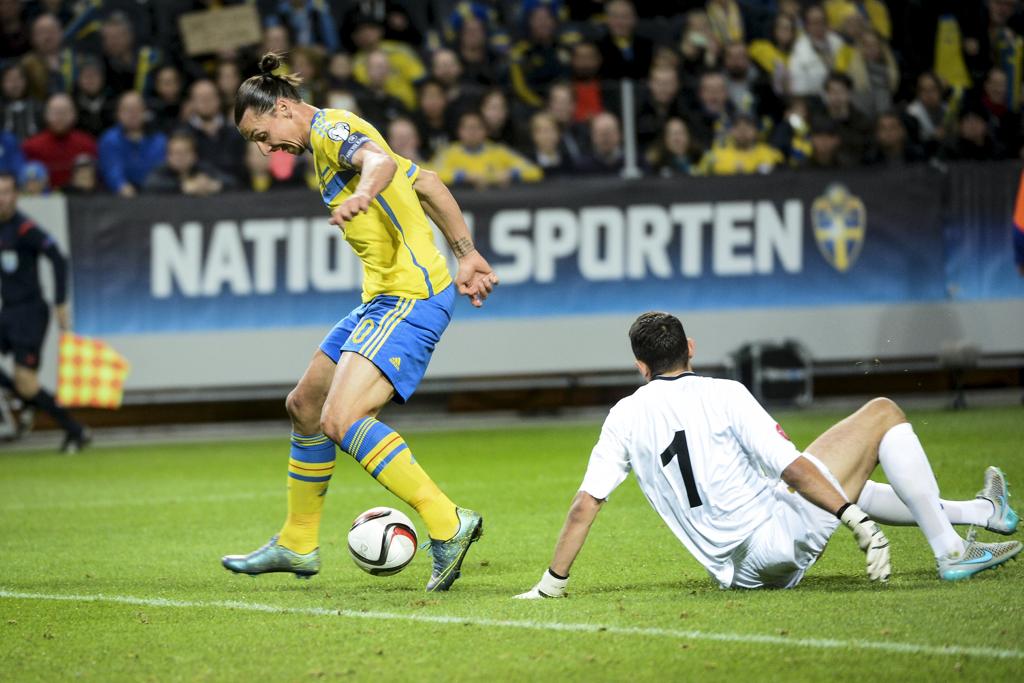 Ibrahimovic dribla o goleiro da Moldávia em vitória que levou a Suécia para a repescagem da Eurocopa 2016. | Fredrik Sandberg/Reuters