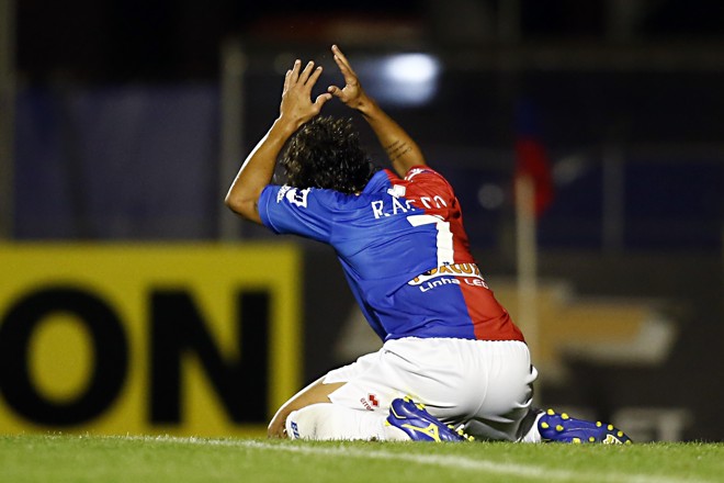 Éder lamenta chance desperdiçada no primeiro tempo. | Foto: Albari Rosa/Gazeta do Povo