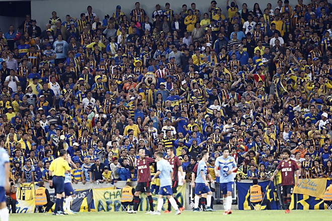 Torcida do Luqueño esteve em peso na Arena. | Foto: Albari Rosa/Gazeta do Povo