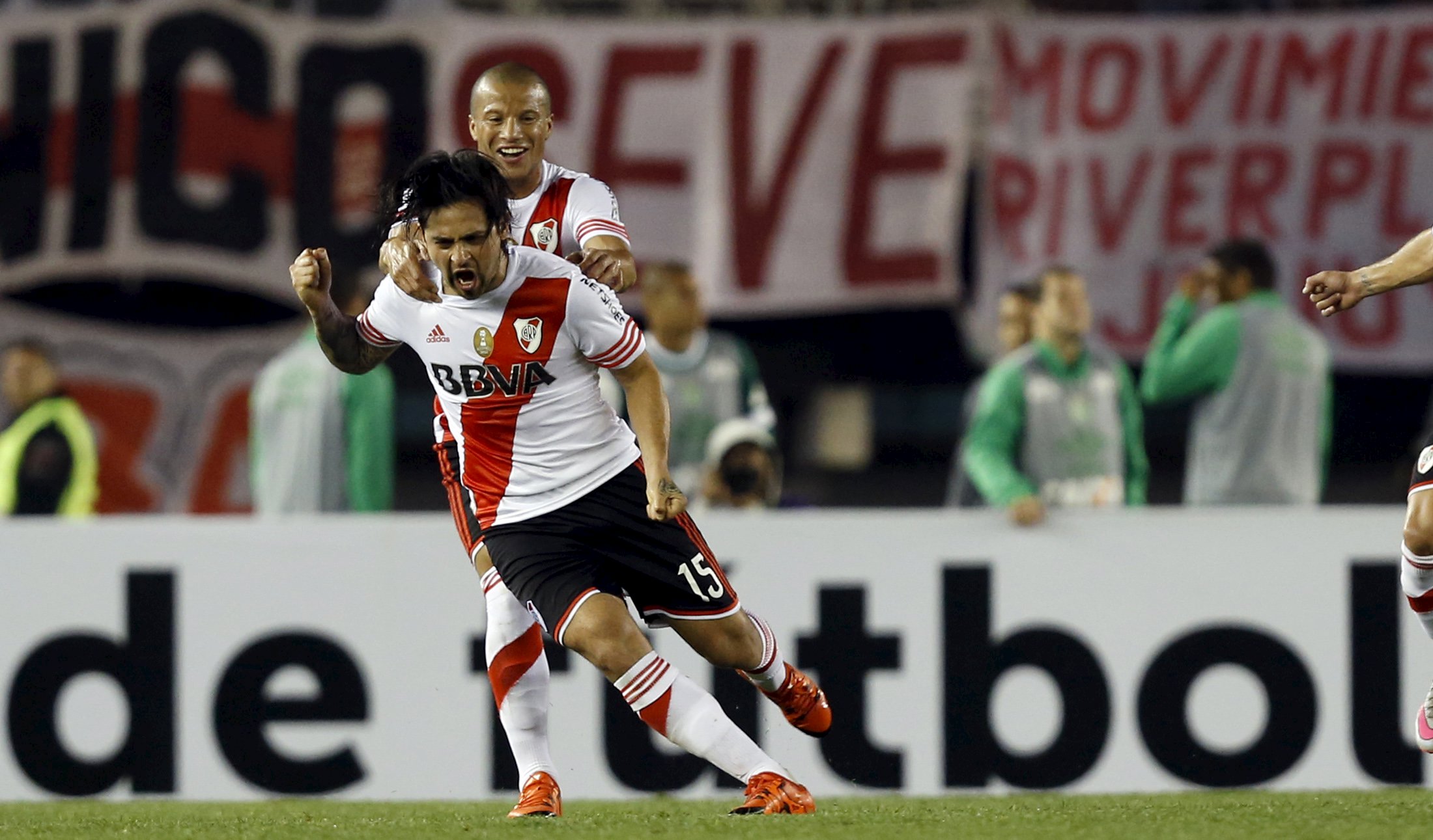 Pisculichi comemora gol na vitória do River sobre a Chapecoense. | ENRIQUE MARCARIAN/REUTERS