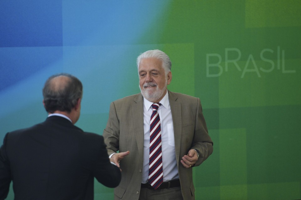 Jaques Wagner cumprimenta o antecessor Aloizio Mercadante: sem impeachment. | José Cruz/ Agência Brasil