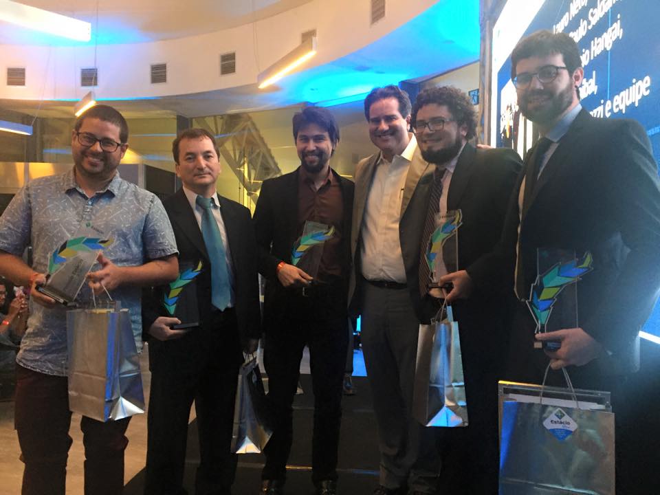 Felippe Aníbal (último à direita): repórter da Gazeta do Povo está entre os vencedores do Prêmio Estácio de Jornalismo | Reprodução/Facebook