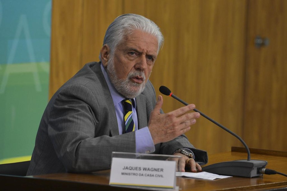 “Será em torno de R$ 50 bilhões”, declarou o ministro Jaques Wagner, sem querer precisar quando o governo vai anunciar o rombo no orçamento a ser enviado ao Congresso, ainda referente a este ano. | Valter/ Campanato/ Agência Brasil/Fotos Públicas