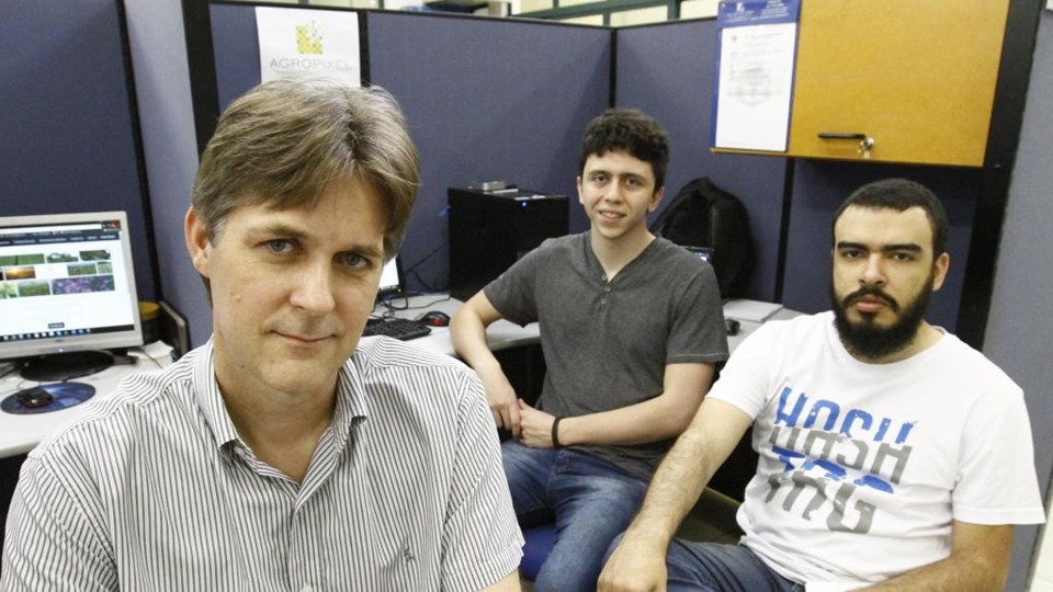 Os sócios da londrinense Agropixel, selecionada para participar de um programa da IBM. | Gilberto Abelha/Jornal de Londrina