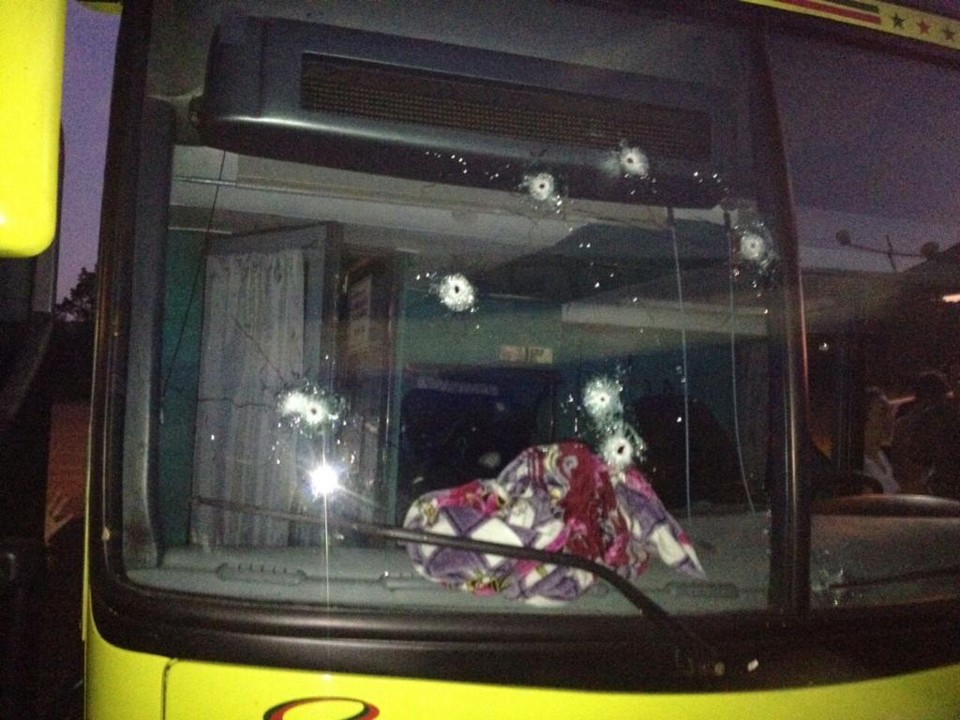 Ônibus que conseguiu fugir da quadrilha foi atingido por tiros | /Divulgação