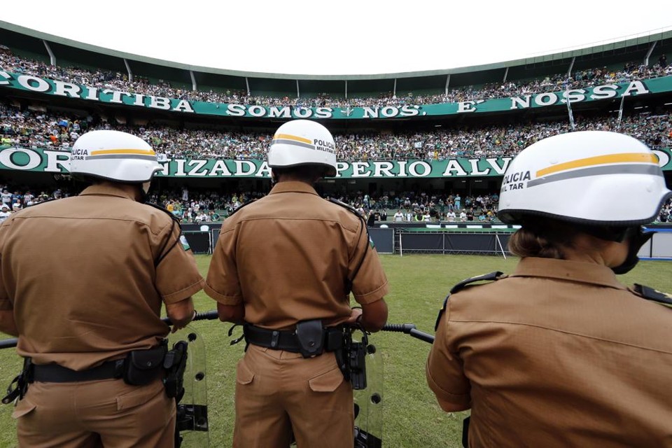 Polícia dentro do Estádio Couto Pereira: risco de rebaixamento do Coritiba deixa as autoridades em alerta. | Albari Rosa/Gazeta do Povo