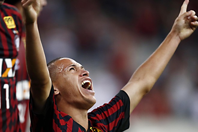 Marcos Guilherme, o camisa 10 do Atlético, comemorou muito o gol marcado na Baixada. | Albari Rosa/Gazeta do Povo