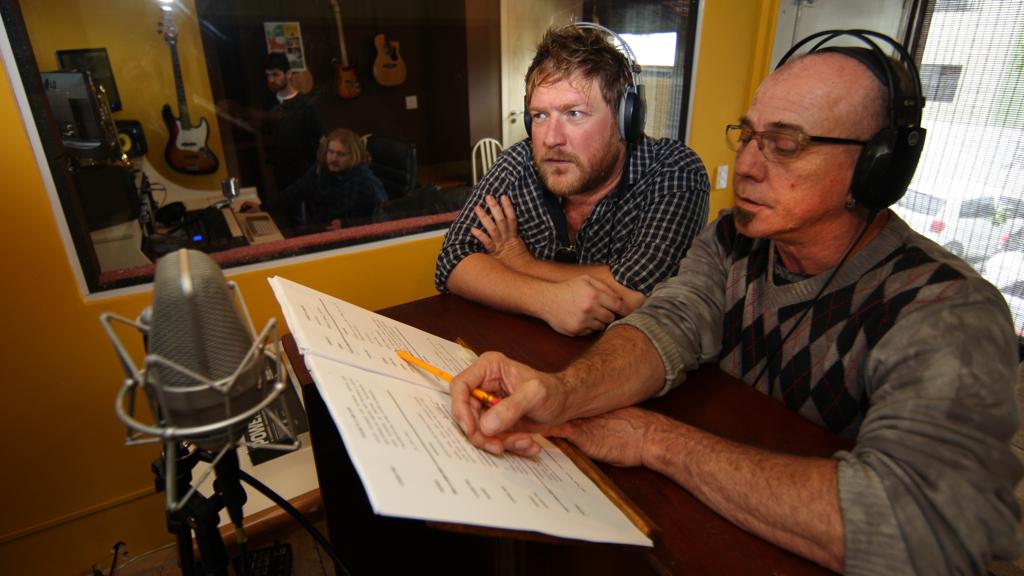 Sandro Moser aprende um pouco de dublagem na prática, com Guilherme Lopes, o homem que deu voz em português para Samuel Jackson, Chuck Norris e Laurence Fishburne (o Morpheus de “Matrix”). | Aniele Nascimento/Gazeta do Povo