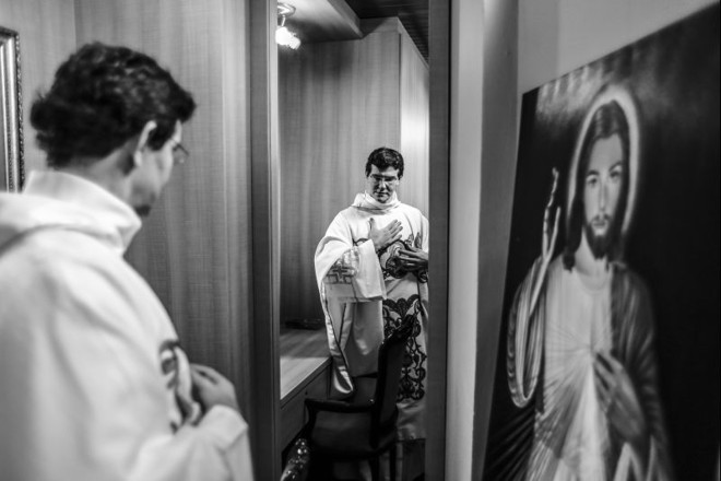 Padre Reginaldo Manzotti, “sacerdote que arrasta multidões e evangeliza pelos meios de comunicação”, teve sua história contada pela pena de Jocelaine Santos. | Daniel Castellano/Gazeta do Povo