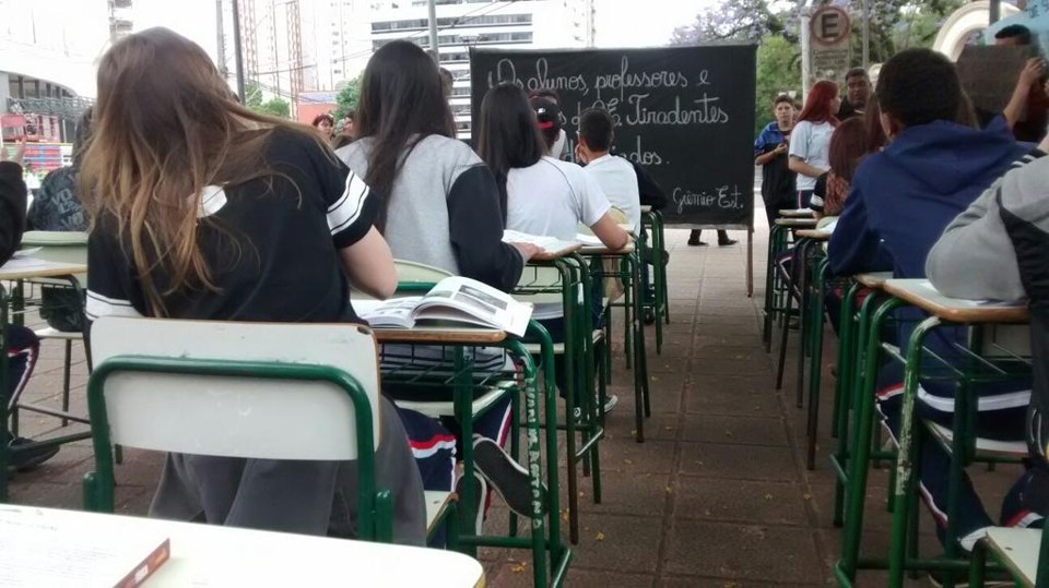 Aula na calçada: ato simboliza “despejo” dos estudantes do Tiradentes. | Aliocha Maurício/Tribuna do Paraná