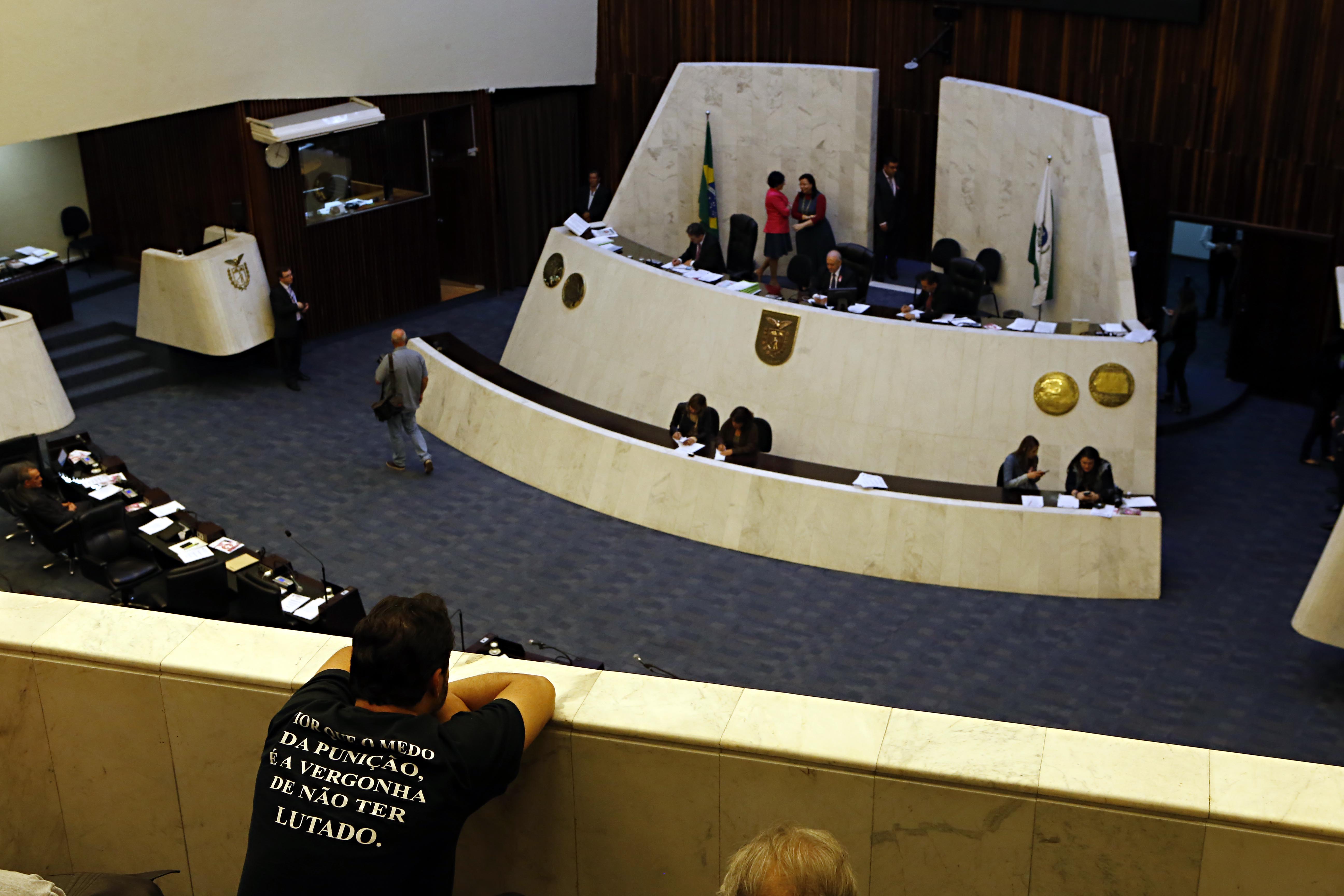 Professor observa a votação: mudanças desagradam a sindicato. | Albari Rosa/Gazeta do Povo