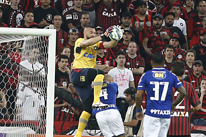 O goleiro Weverton ganha de Bruno Rodrigo na jogada pelo alto. | Albari Rosa/Gazeta do Povo