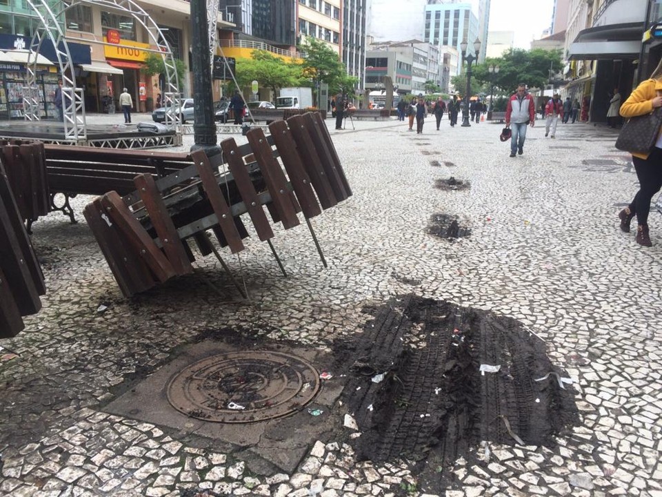 Uma das floreiras quase foi arrancada | Eduardo Aguiar/Gazeta do Povo