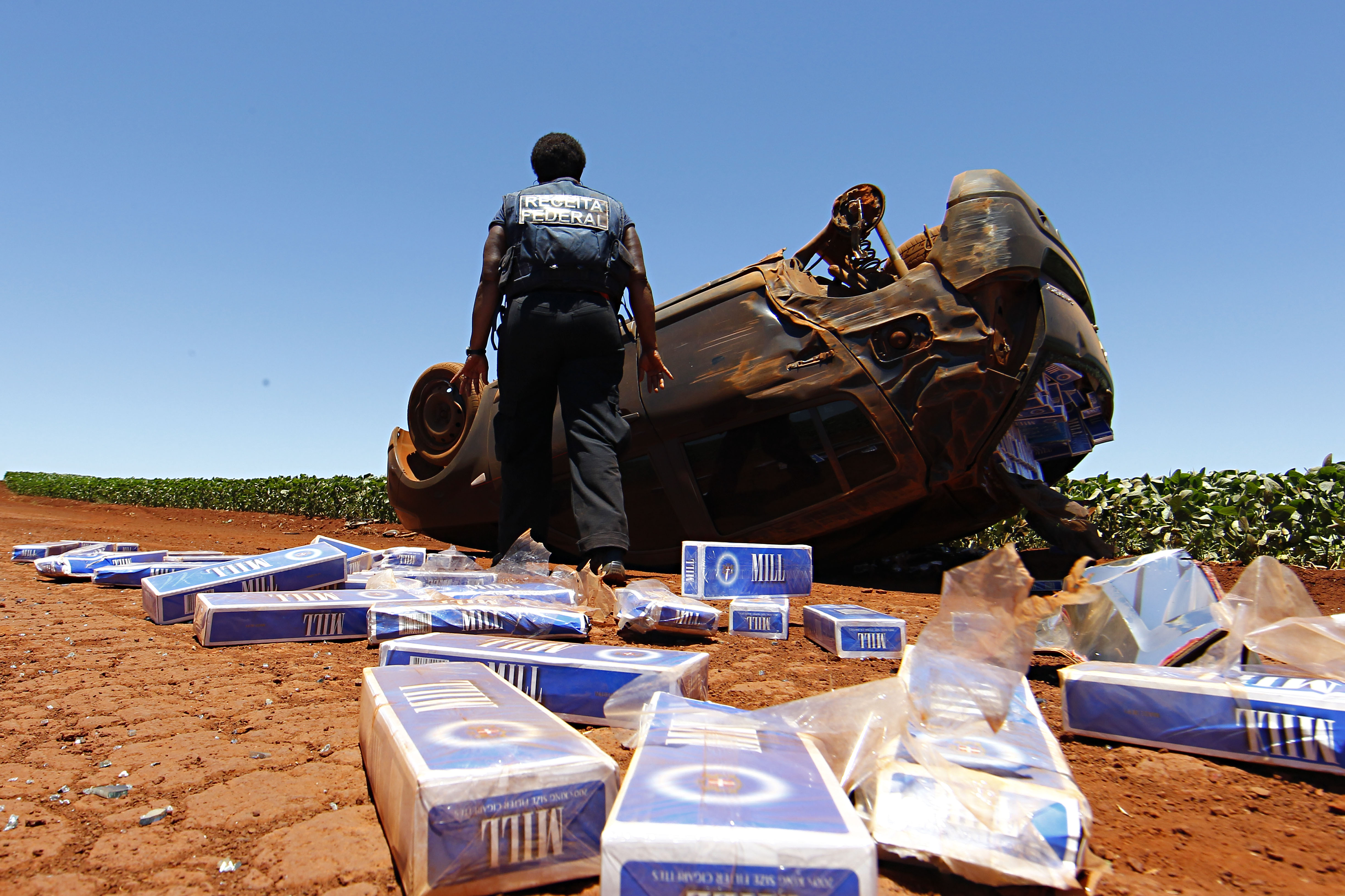 Carro com cigarro paraguaio capota durante perseguição da Receita Federal em estrada de terra a 20 quilômetros da fronteira | ALBARI ROSA/ALBARI ROSA