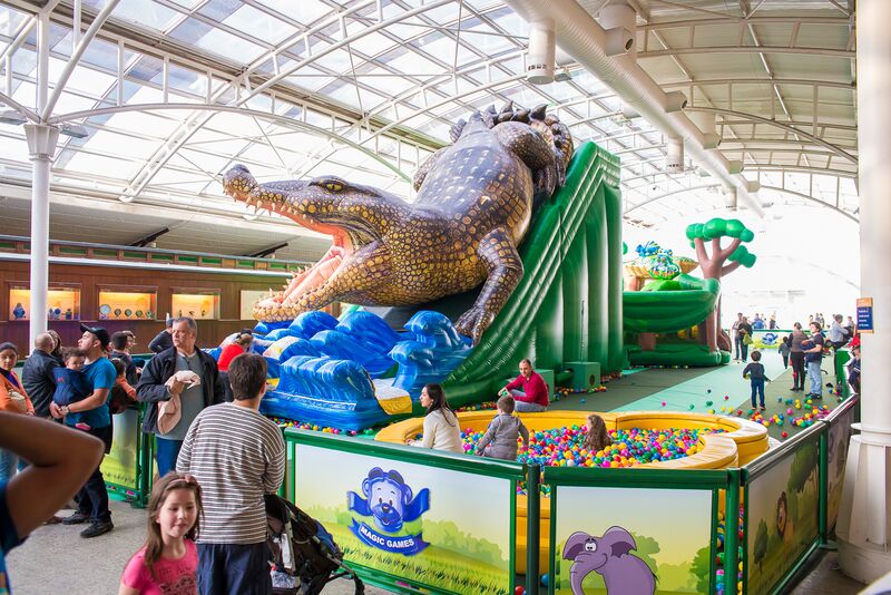 Entre as atrações do Shopping Estação para as crianças tem o Escorrega Jack, escorregador de 8 m de altura em forma de jacaré. | Shopping Estação/Divulgação