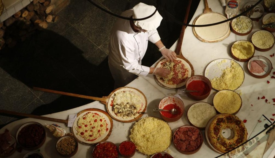 Queda de 20% no movimento neste ano forçou a pizzaria curitiba Avenida Paulista a cortar 15% do pessoal para não ficar endividada. | Antônio Costa /Arquivo / Gazeta do Povo