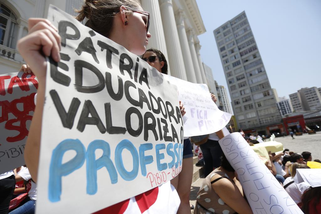 Com cartazes, manifestantes se concentraram na escadaria do Prédio Histórico | Henry Milleo/Gazeta do Povo