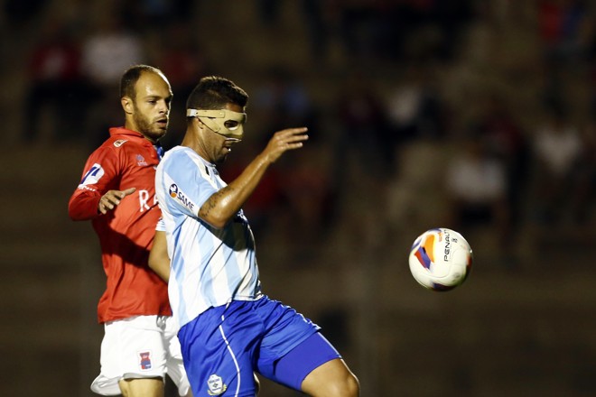 Carlão em disputa com o zagueiro Frauches. Atacante segue em jejum de gols. | Foto: Albari Rosa/Gazeta do Povo