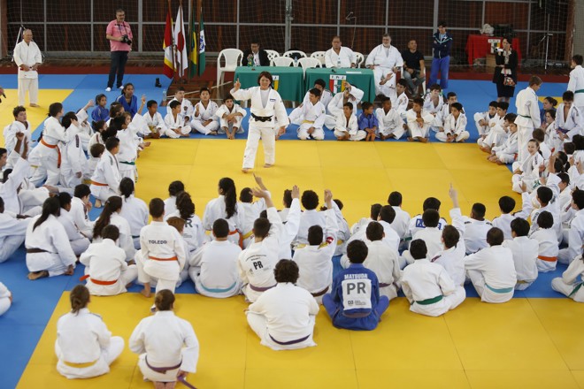 Ayumi Tanimoto interage com as crianças. | Henry Milleo/Gazeta do Povo