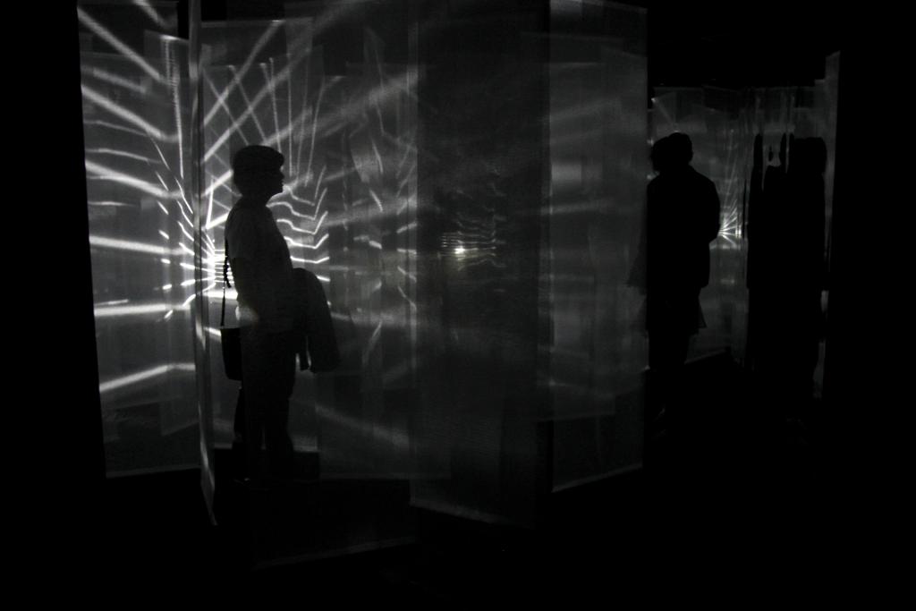 Visitantes podem percorrer “Lumière en Vibration”. de Julio Le Parc. | Aniele Nascimento/Gazeta do Povo