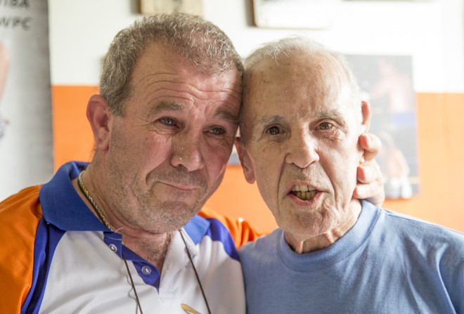 Macaris do Livramento, que coordena o centro de boxe em São José dos Pinhais, se emociona com Éder Jofre. | Hugo Harada/Gazeta do Povo