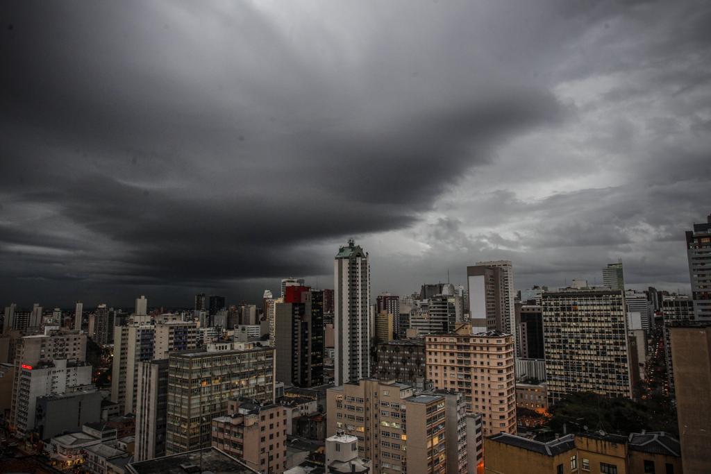 Chuva marcará presença no feriado de Finados em Curitiba. | Daniel Castellano/Gazeta do Povo