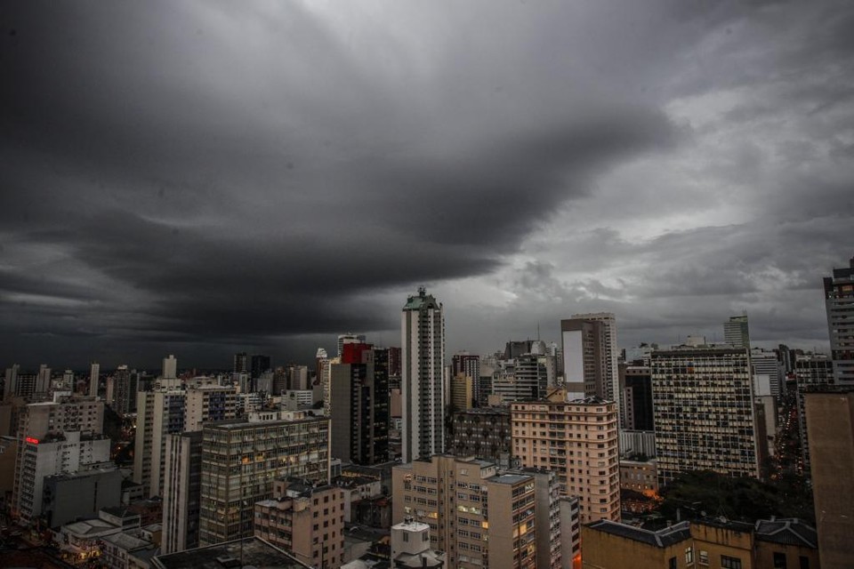Chuva marcará presença no feriado de Finados em Curitiba. | Daniel Castellano/Gazeta do Povo