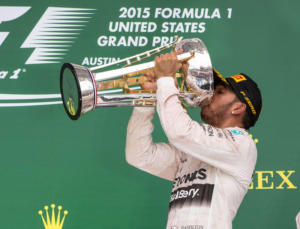 Lewis Hamilton celebra, ainda no pódio, a vitória que o colocou no seleto grupo dos tricampeões mundiais de Fórmula 1. | Jerome Miron/USA Today Sports