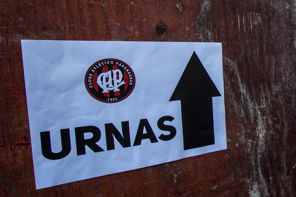 Cartaz da assembleia geral do Atlético, em 2011, quando Petraglia voltou ao poder no clube. | Brunno Covello/Gazeta do Povo