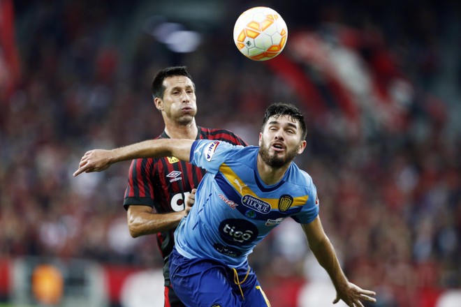 O chileno Vilches em mais uma disputa de bola. | Albari Rosa/Gazeta do Povo