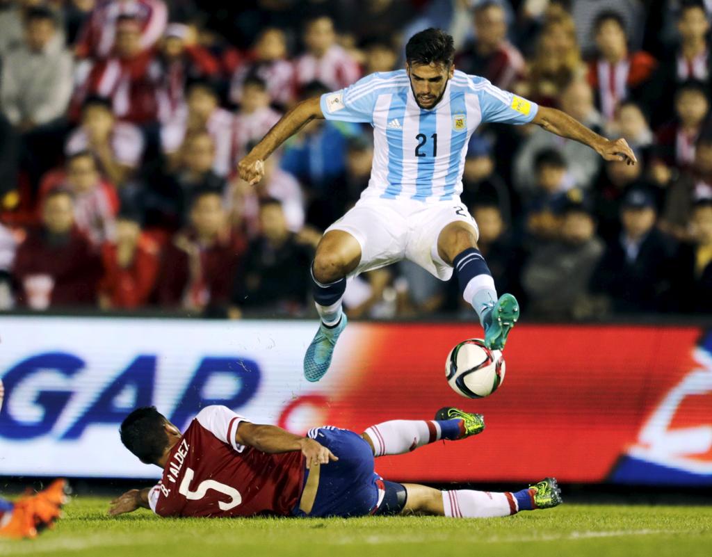 Emanuel Mas, da Argentina, e Valdez, do Paraguai, brigam pela bola no Defensores Del Chaco. | Mario Valdez/Reuters