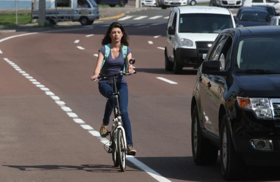 Camila Rehbein reclama da falta de rotas por ciclovias em São José dos Pinhais. Saída, arriscada, é disputar espaços com os automóveis. | Aniele Nascimento/Gazeta do Povo