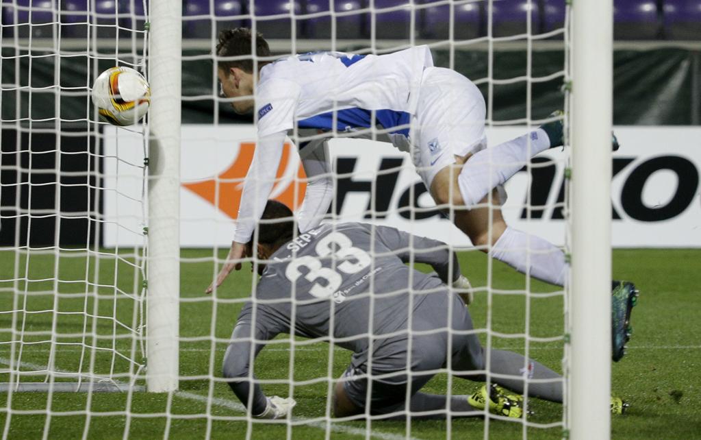 Dawid Kownacki, do Lech Poznan, marca o primeiro gol do time polonês na surpreendente vitória sobre a Fiorentina. | Max Rossi/Reuters